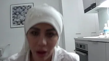 ممرضة محجبة تتناك من الدكتور علي الارض سكس عربي