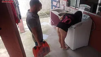عامل صيانة بينيك شرموطة متجوزة وزانقها نيك سكس هواة