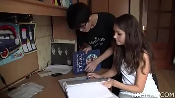 شاب نصف اسيوي يضاجع قحبة اوروبية في منزلها

