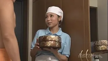 ياباني بيستغل عاملة غلبانة تدعكله زبه ويمص حلماتها