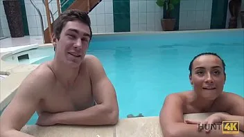 ديوث جايب فحل ينيك مراته مقابل المال في حمام سباحة خاص