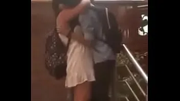 سكس بوس حقيقي بين طالب وطالبة سافلة بيقطعه شفايف بعض بعد الدراسة