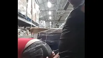 عامل ينيك عاملة شقراء داخل المخزن سكس حقيقي