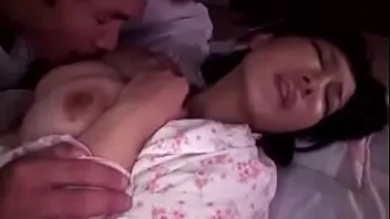 شاب اسيوي بيمص حلمات اخته الكبيرة و ينيكها جامد و جوزها نايم جمبها سكس اسيوي