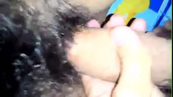 جنس محلي لزوجين متناكين بيمارسه الجنس علي السرير سكس مشعر