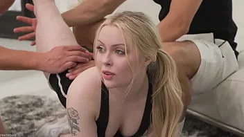 لبوة قصيرة بتقع تحت رحمة زبين بيفشخوها نيك ثلاثي عنيف سكس امريكي