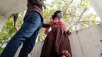 سكس هندي بنت في ثانوي هربت من المدرسة علشان تمص زب صاحبها و تتناك منه