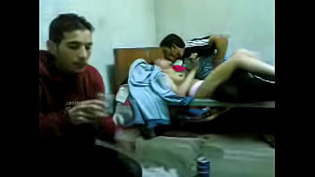 سكس مصري لبوة صغيرة بتتركب وتتقفش في سكن عمال عرب