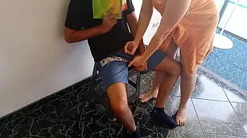 كحبة تلعب في زب مراهق و تخليه ينيك كسها بقوة مقطع نيك عراقي