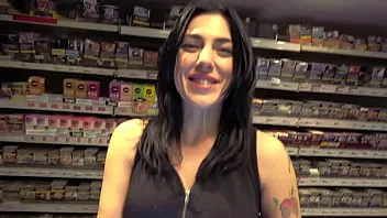 صابرينا قحبة اجنبية بتقلع ملط و تمص الزب في حمام عمومي xnxx ايطالي