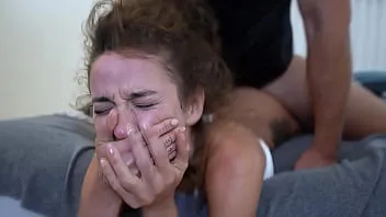 بنت 18 سنة نايمة علي بطنها تحت عنتيل تصرخ و تعيط جنس عنيف نيك غصب