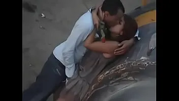 مصري يبعبص اخت صاحبه في الشارع يمص شفايفها في وسط البلد سكس بوس