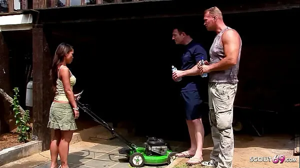 سكس تايلاند بنت يتيمة تتناك من صنايعية يبدله عليها نيك ثلاثي عنيف