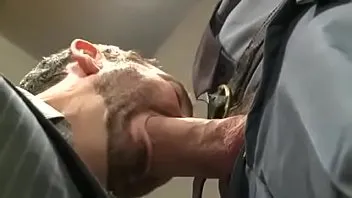 دكتور نفسي راقي يمص زب ضابط شرطة ويتناك منه سكس لواط