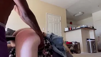 فحل اسود بينيك شرموطة  في وضعية الكلب وهيا بلكلبشات سكس حقيقي