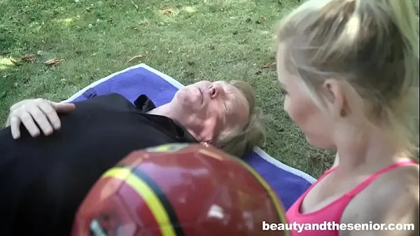 يمص بزاز بنته و ينيجها ملط في جنينه المنزل افلام سكس محارم مترجم