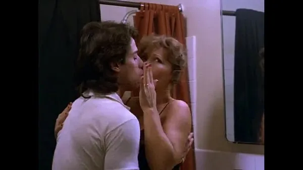 نيك ممثله تتناك من ابنها في فيلم سكس محارم قديم ايام السبعينات