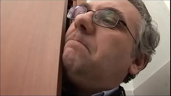 اب اجنبي يدخل الحمام علي مراهقه سكس محارم مترجم ينيك بنته عافيه